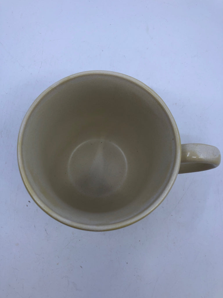 4 WAVE/DOT DESIGN DINNER PLATES + 4 MUGS