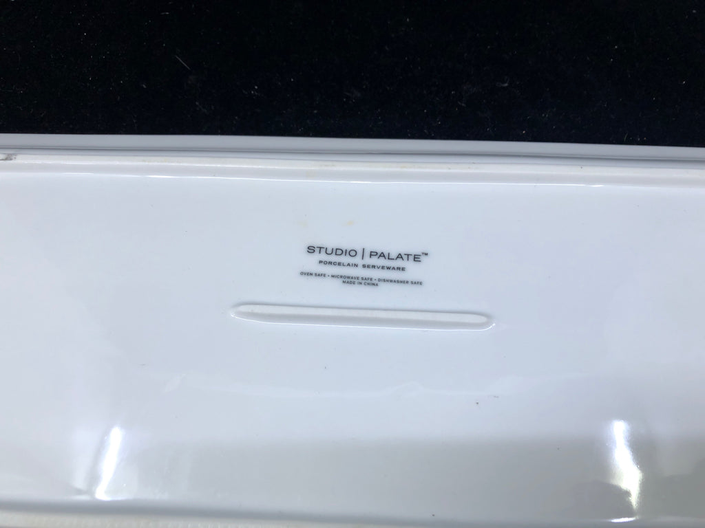 WHITE RECTANGLE SERVING PLATE.