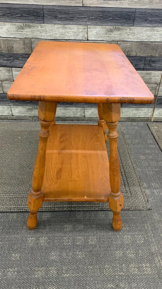 VTG WOOD SIDE TABLE W/SPINDLE LEGS AND SHELF *MINOR WEAR.