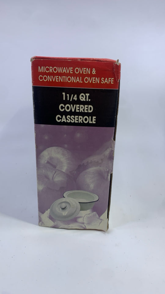 NIB WHITE & BLUE CASSEROLE DISH W/COVER.