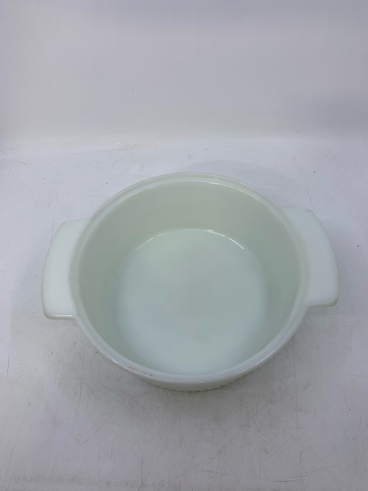 CIRCLE CASSEROLE DISH W/ RIBBED BOTTOM HANDLES.