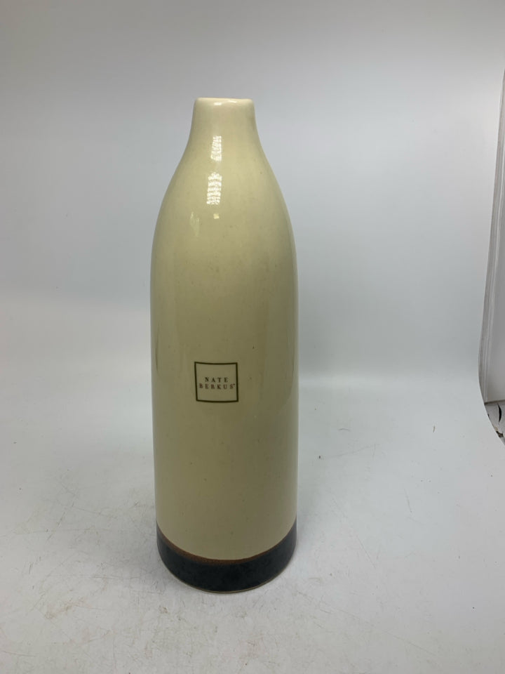 DARK BROWN BOTTOM VASE W/ SHORT NECK.