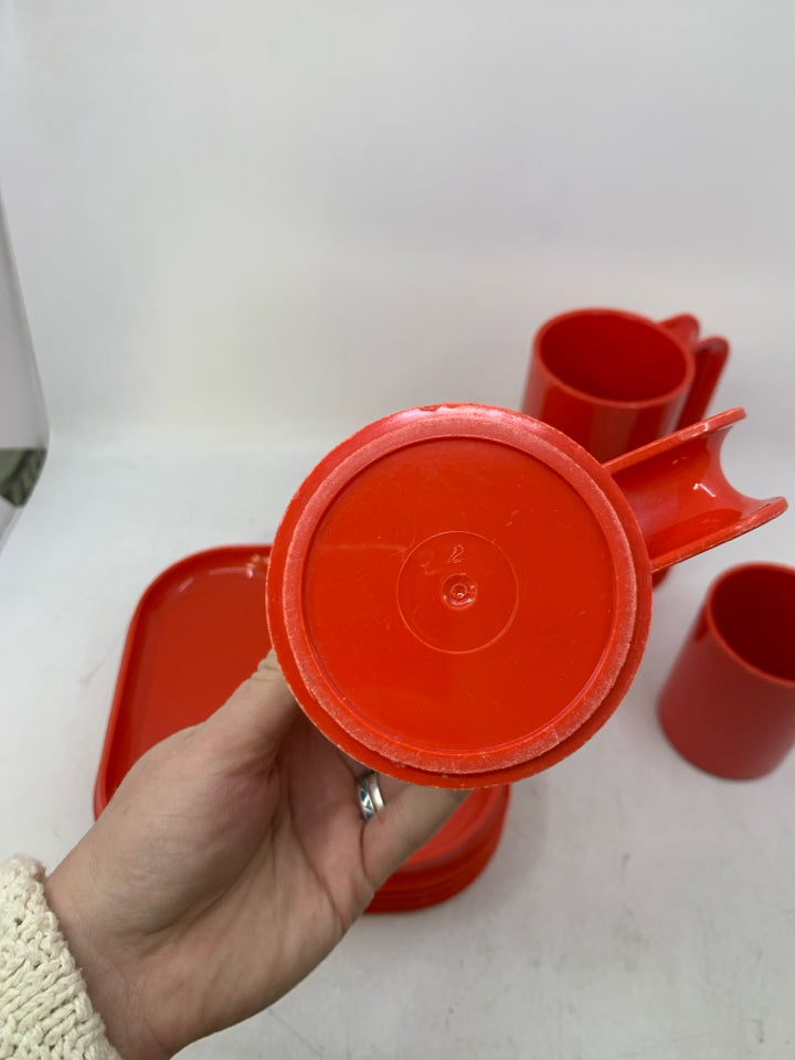 8 PC SVC 4 VTG RED PLASTIC SNACK PLATE/ CUP INGRID.
