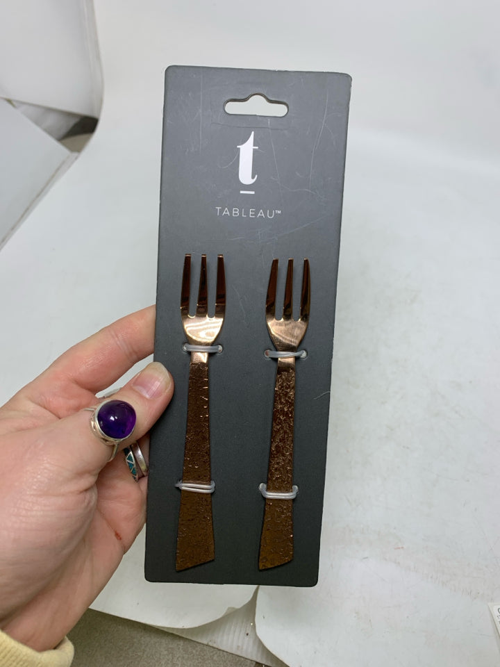 NIP 2 ROSE GOLD METAL APPETIZER FORKS TABLEAU.