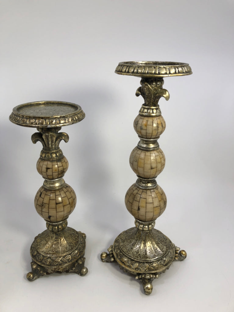 2PC CREAM&GOLD CANDLE HOLDERS W/DISTRESSED STAND.