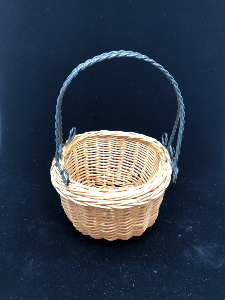 WICKER BASKET W/SCROLL METAL HANDLE.