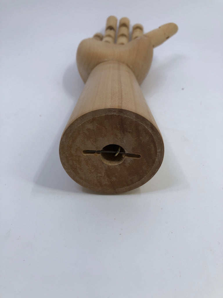 WOODEN ARTISTS PERSPECTIVE HAND.