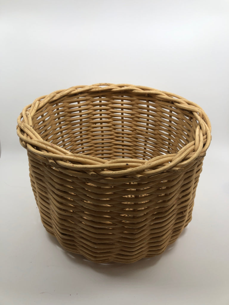 ROUND BEIGE WOVEN WICKER BASKET.