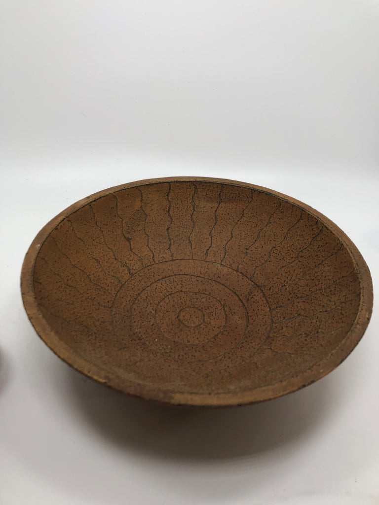 PRIMITIVE WOOD BOWL W/6 RED PLAID FILLER BALLS.
