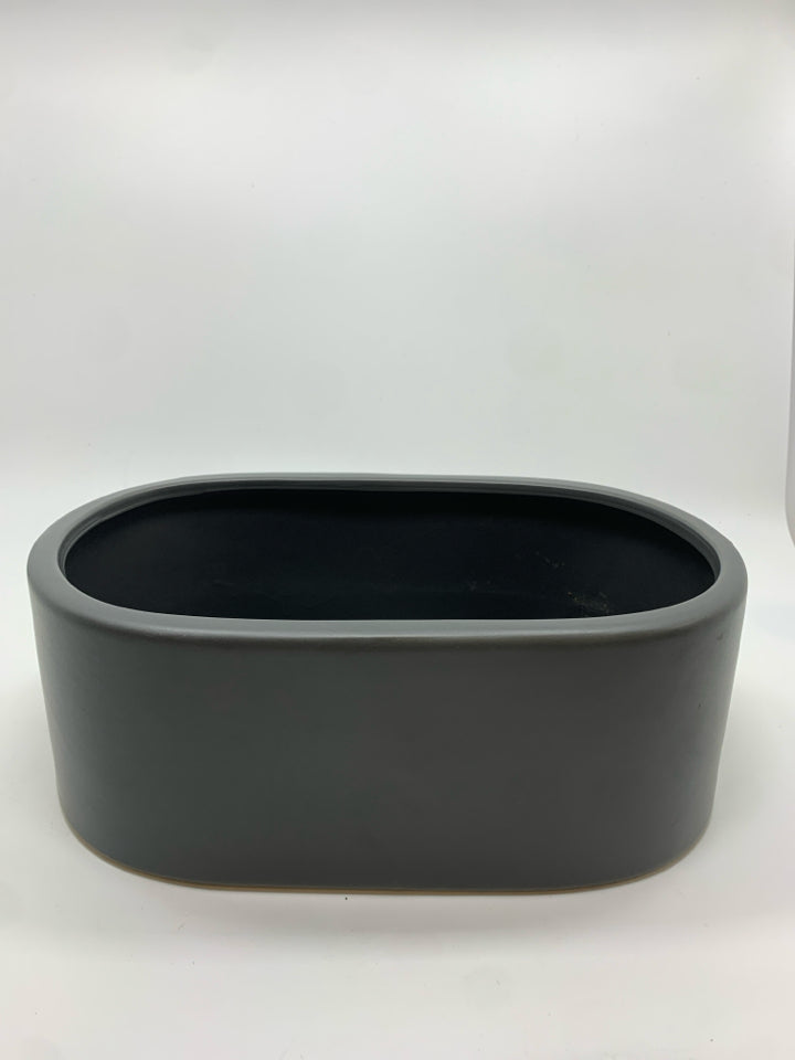 OVAL GREY CERAMIC PLANTER.