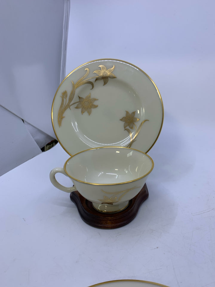 8 PC SVC 4 DAYBREAK PATTERN TEACUPS/SAUCERS SET.