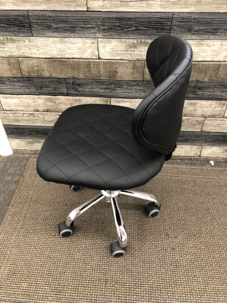 DIAMOND STITCHED FAUX-LEATHER DESK CHAIR.