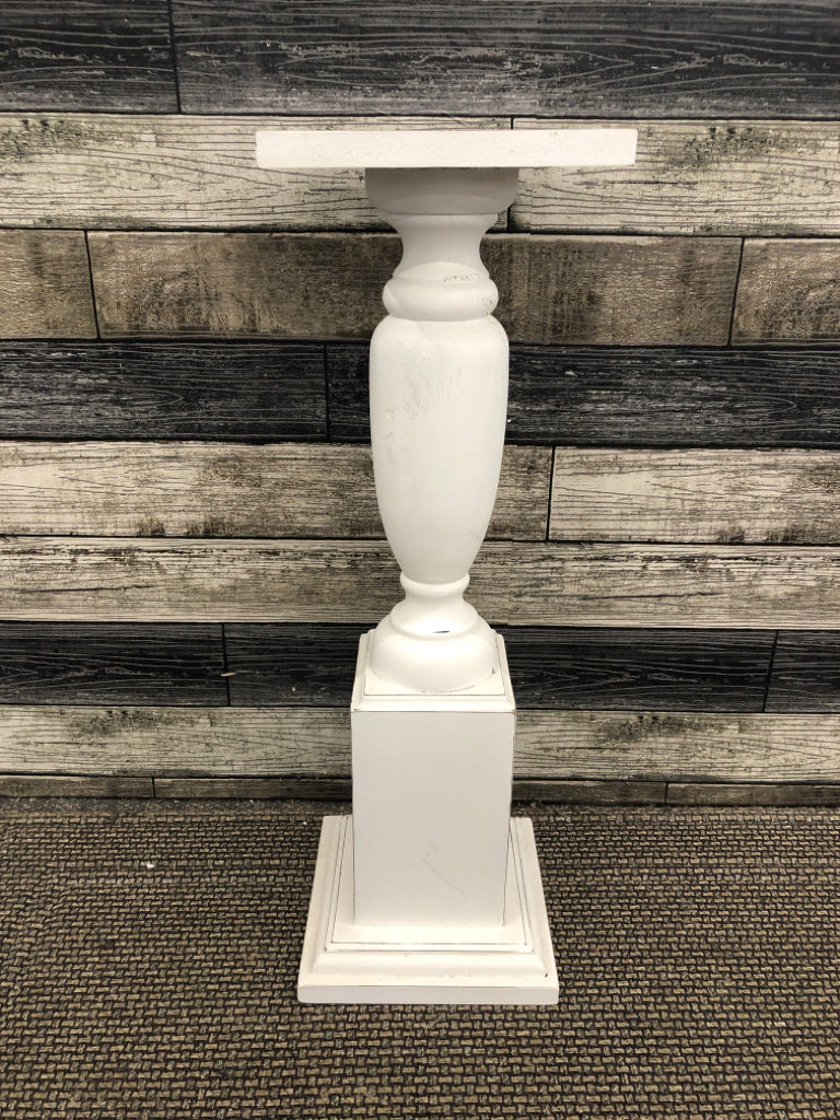 FARMHOUSE STYLE WHITE WOODEN PLANT STAND.