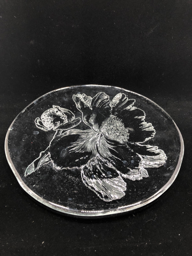 FLOWER EMBOSSED GLASS SERVING PLATE.