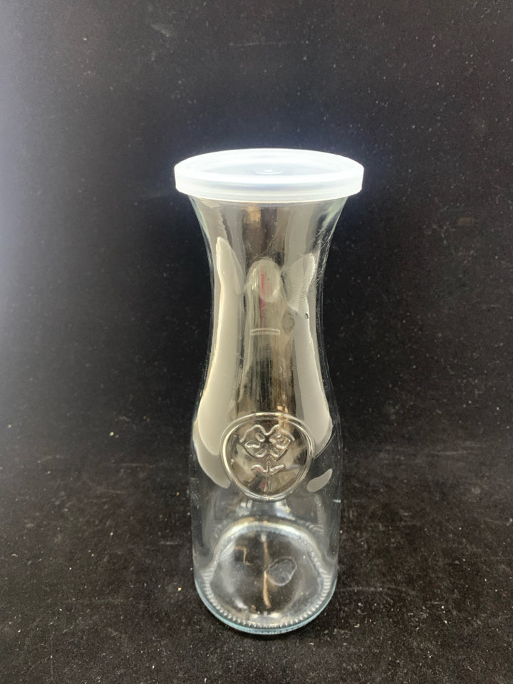 CARAFE W/EMBOSSED FLOWER AND PLASTIC LID.