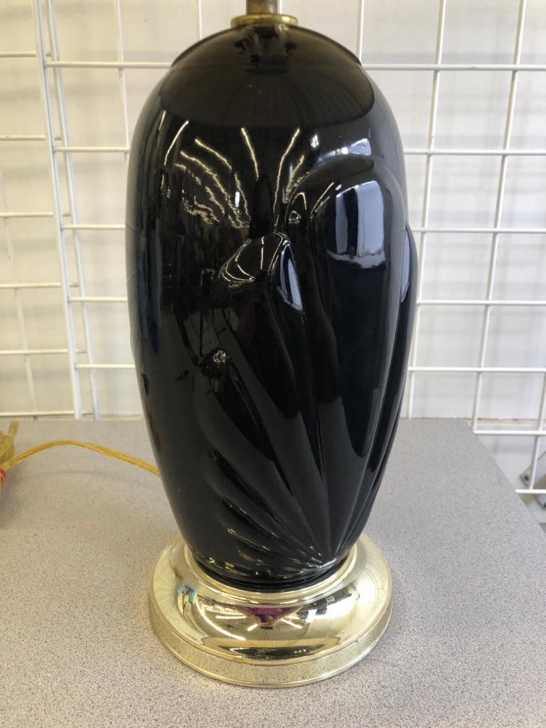 BLACK CERAMIC SHELL PATTERN BASE LAMP W CREAM SHADE.