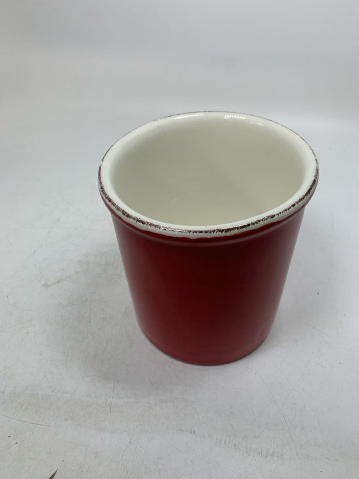 CROCK W/ EMBOSSED ROOSTER WHITE INSIDE MADE IN ITALY.