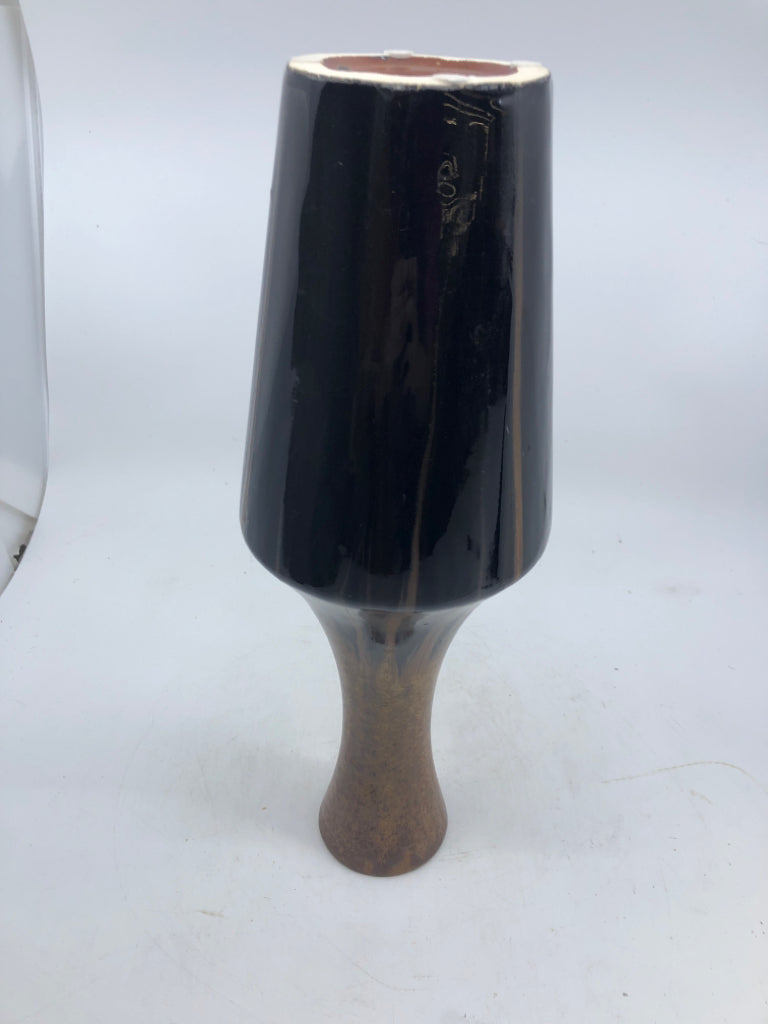 LIGHT BROWN/DARK BROWN LONG NECK VASE.