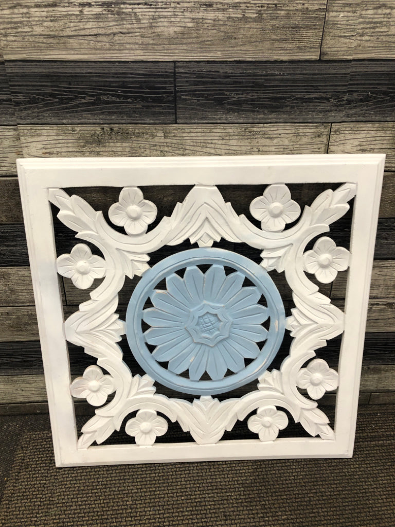 WHITE WOODEN FLORAL WALL HANGING W/BLUE MEDALLION.
