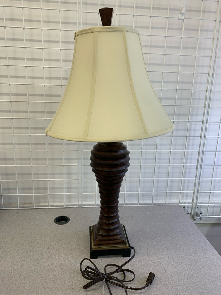 BROWN RIBBED BASE LAMP W/CREAM SHADE.
