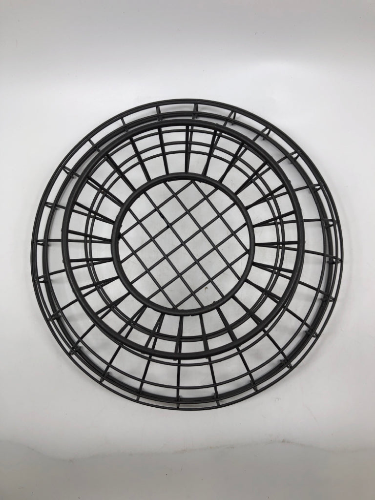 METAL WIRE PEDESTAL FRUIT BASKET.
