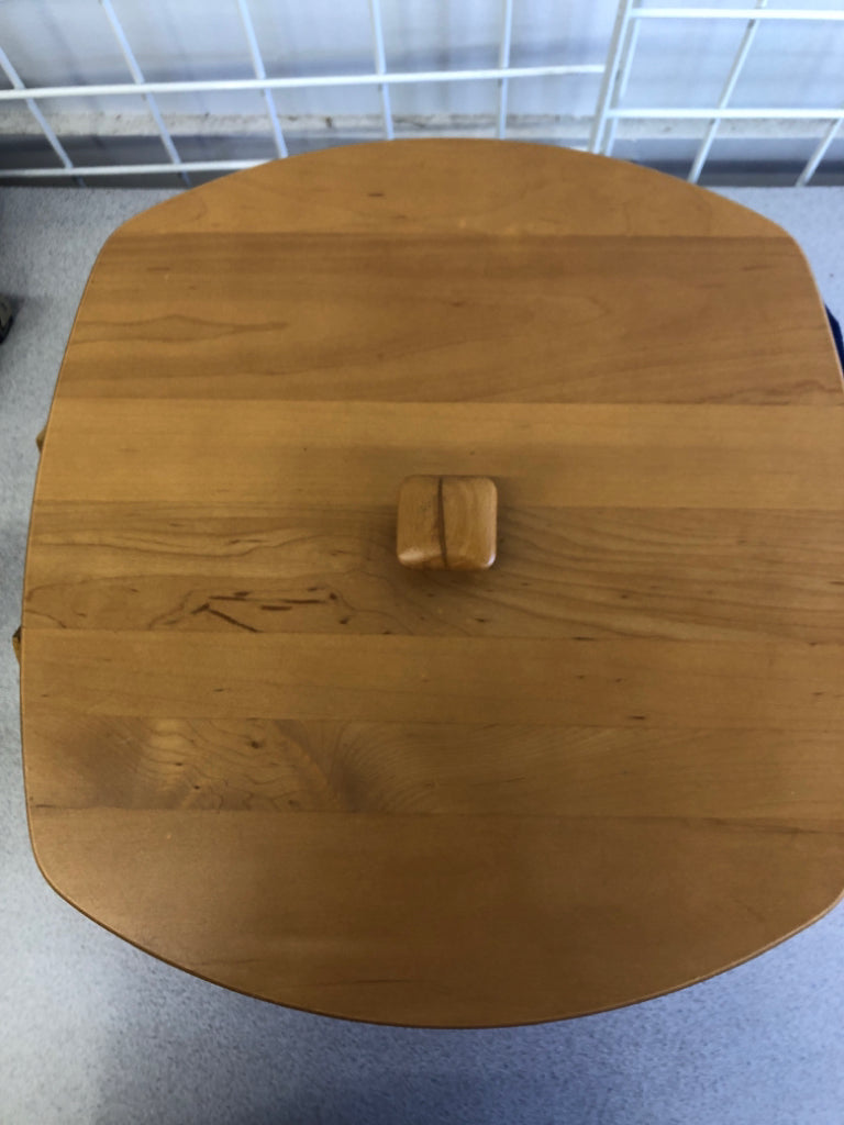 2003 NAVY LINED SQUARE BASKET W/HANDLES AND LID, RISER PLASTIC LINER.