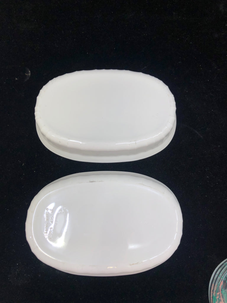 2 WHITE OVAL CORNING WARE BAKING DISHES.