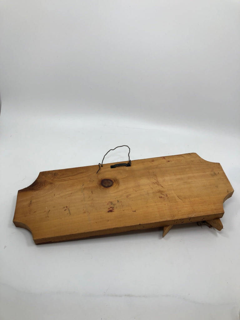 PRIMITIVE AMERICA SIGN W/WOOD STAR AND PLAID BOW.