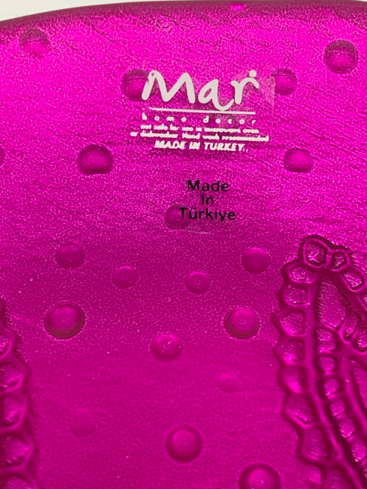 FUCHSIA GLASS PLATE W/PAISLEY PATTERN.