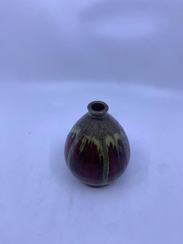 SMALL RED WIDE BASE BUD VASE.