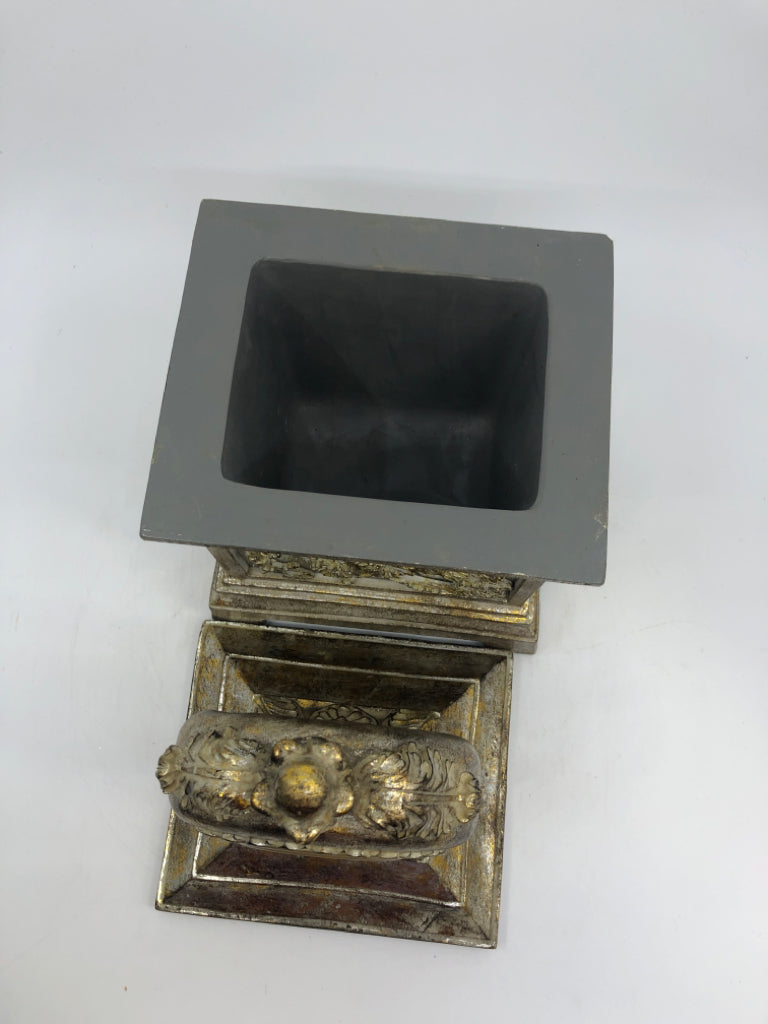 DISTRESSED RESIN GOLD FOOTED STORAGE BOX W/ CLOCK ON COVER.