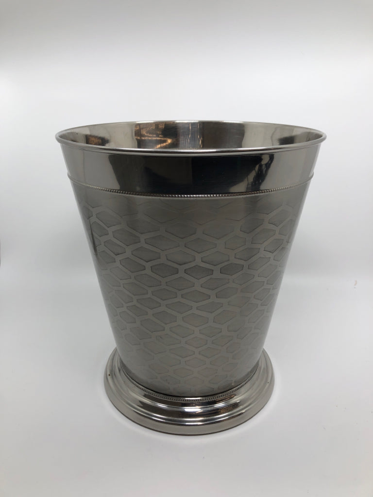 DIAMOND PATTERN METAL TRASH CAN.