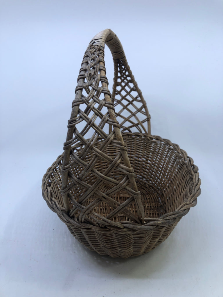 WICKER BASKET DUSTY BROWN W/HANDLE.