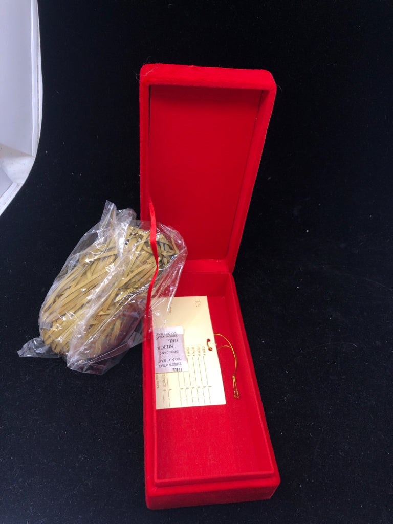 VELVET NUTCRACKER GIFT BOX W BEADS.