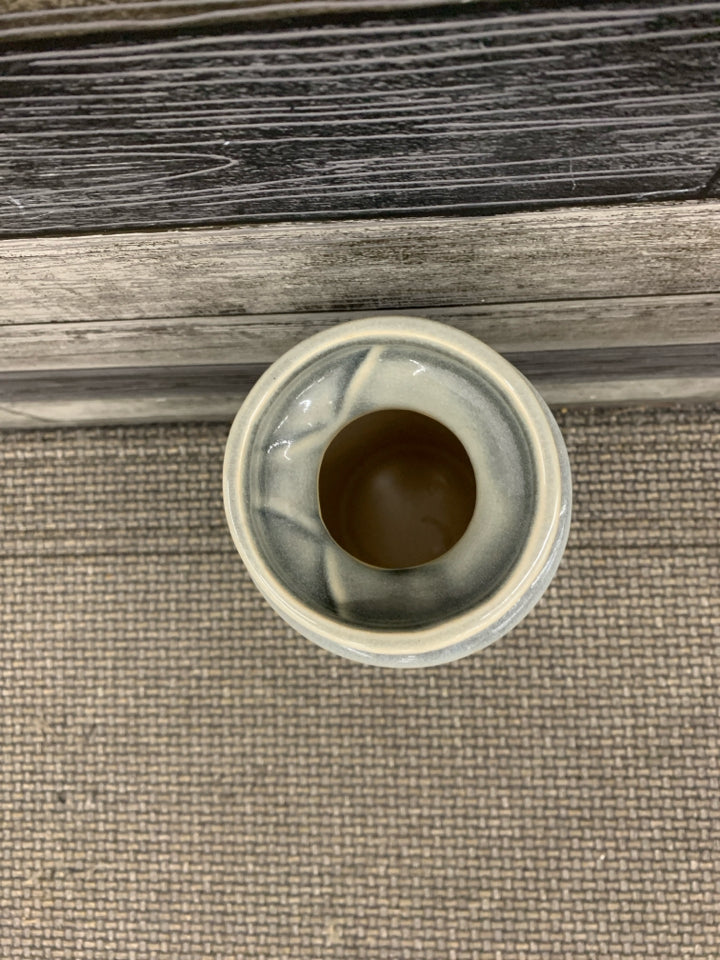 SM DISTRESSED GRAY CERAMIC VASE.