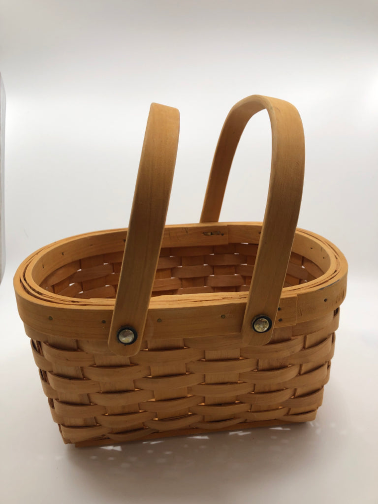 SM WOVEN WICKER BASKET W/HANDLES.