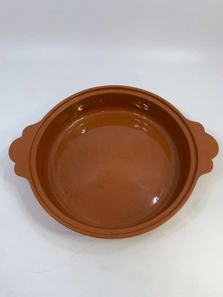 ROUND TERRA COTTA CLAY BAKING DISH W/LID AND HANDLES.