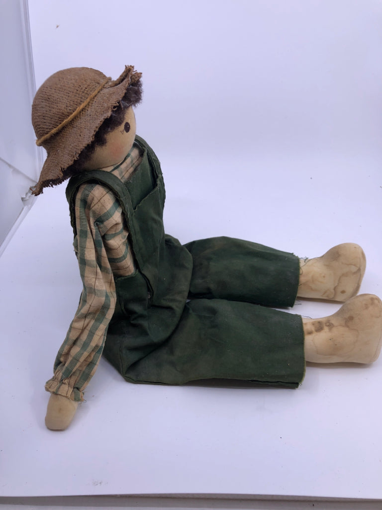 2PC BOY+GIRL SHELF SITTING PRIMITIVE DOLLS.