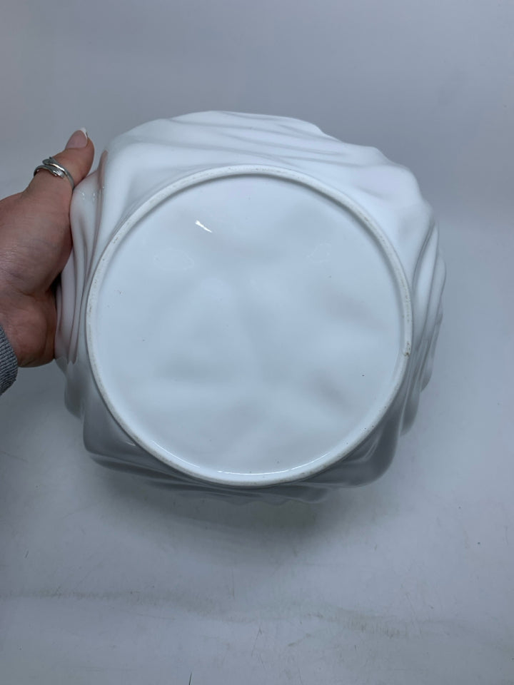 SQUARE TEXTURED BOWL.