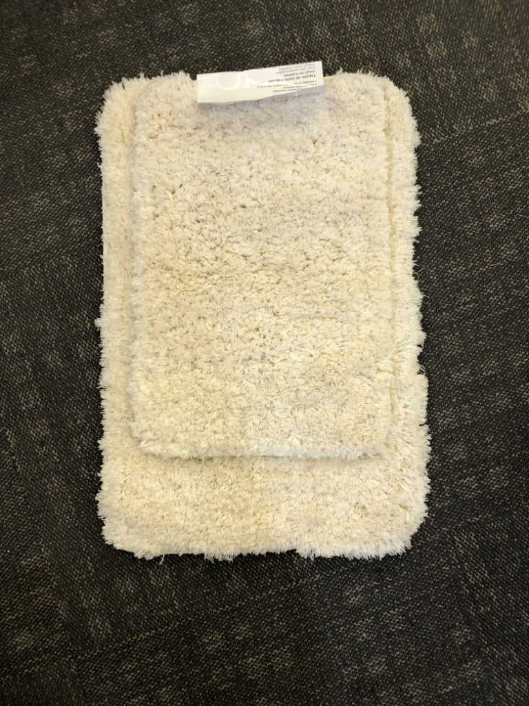 NIP 2PC SHAG BATH MAT SET.