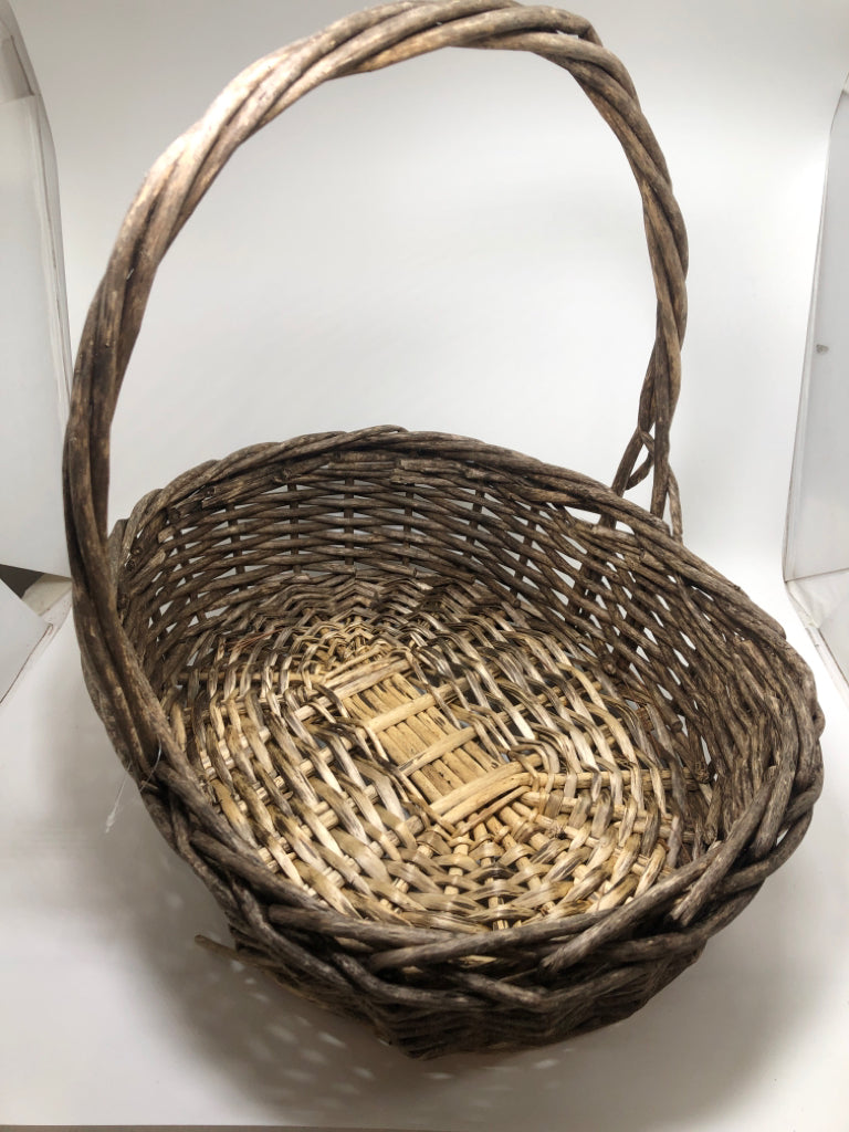 OVAL DISTRESSED WICKER BASKET W/HANDLE.