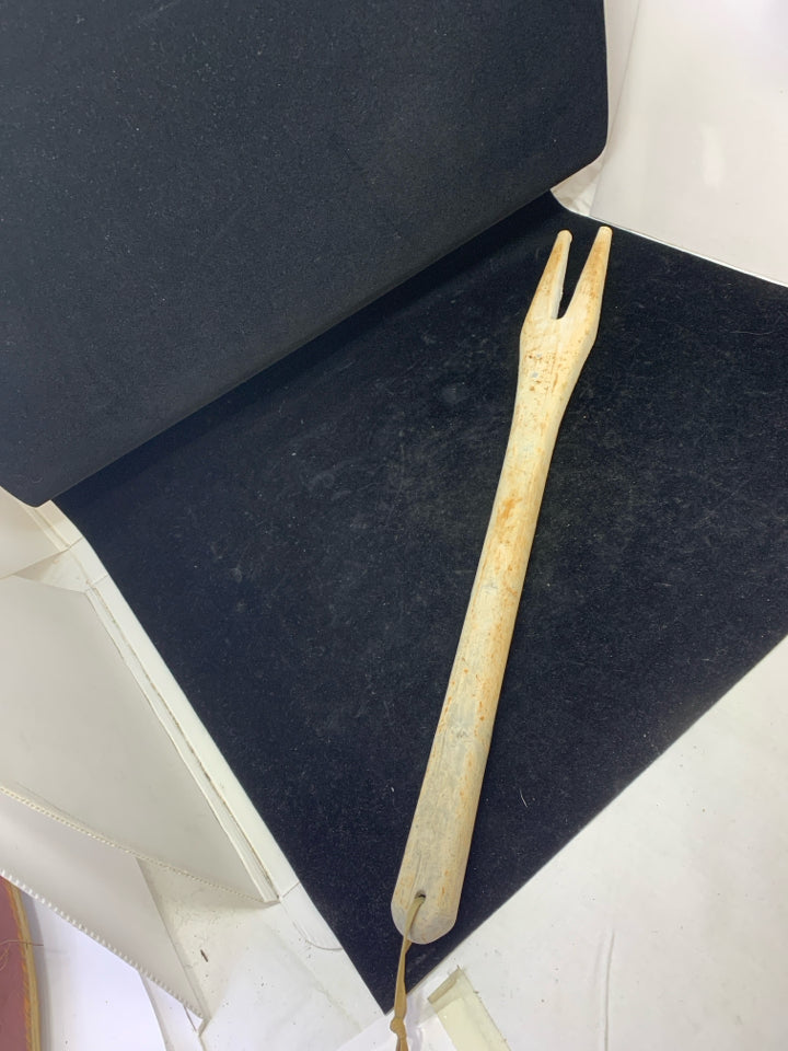 VTG BLOND WOOD CARVED TOOL W/BEIGE TIE.