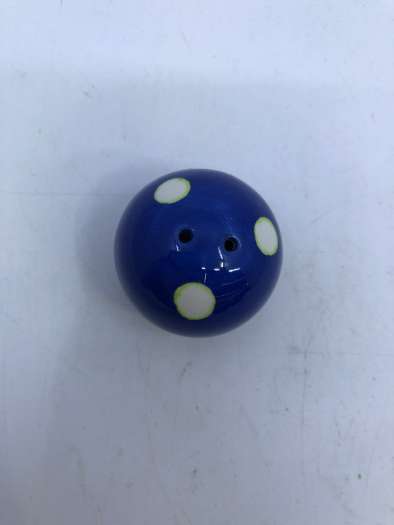 SMALL ROUND BLUE AND WHITE SALT AND PEPPER SHAKERS.