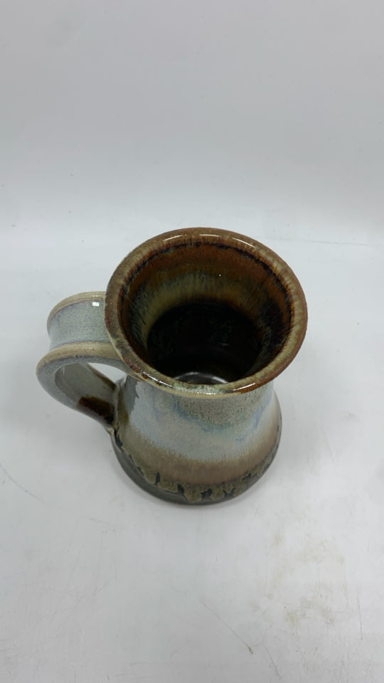WHITE/BROWN DRIP GLAZE POTTERY MUG.