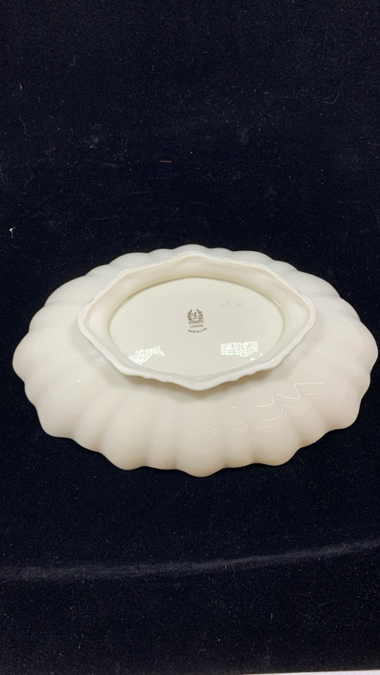 OVAL RUFFLE EDGE DISH W/GOLD RIM.
