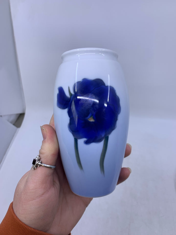 BING & GRONDAHL COPENHAGEN PORCELAIN BUD VASE OMBRE W/ DARK BLUE FLOWER.