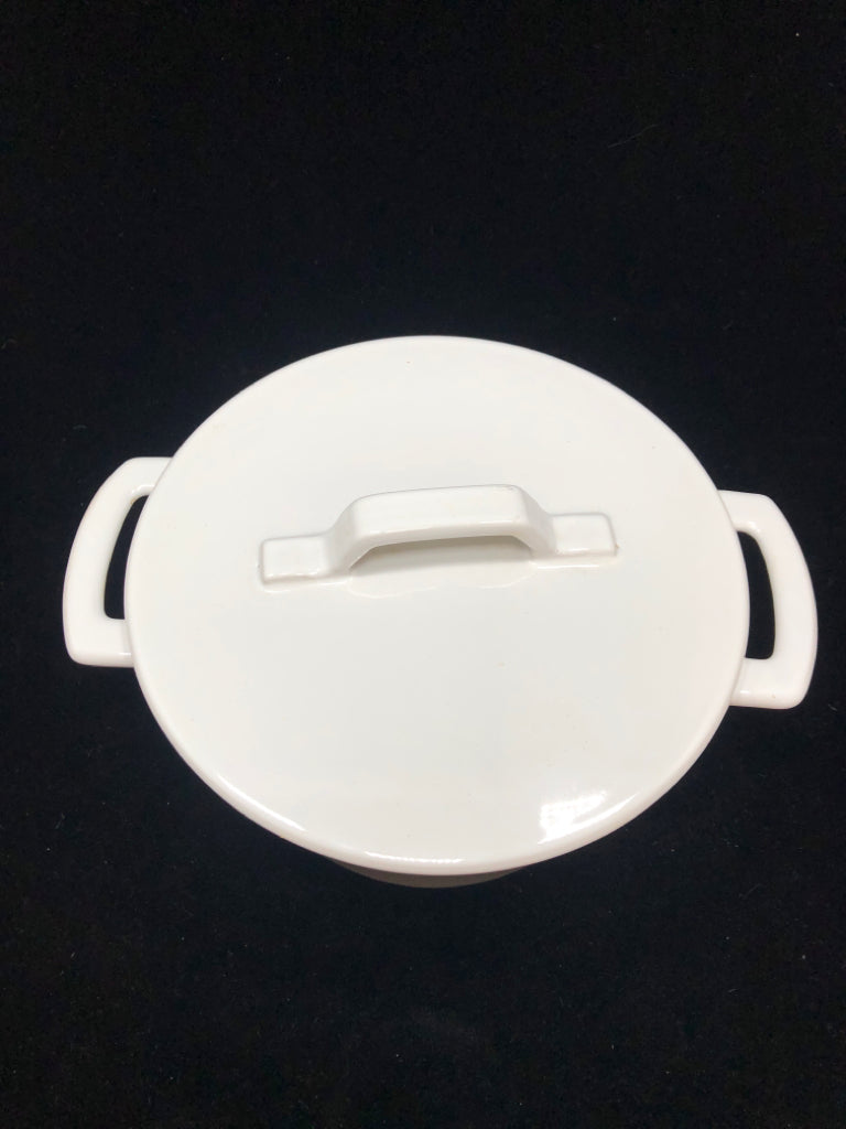 STONEWARE CASSEROLE DISH W/LID 8" X 4"