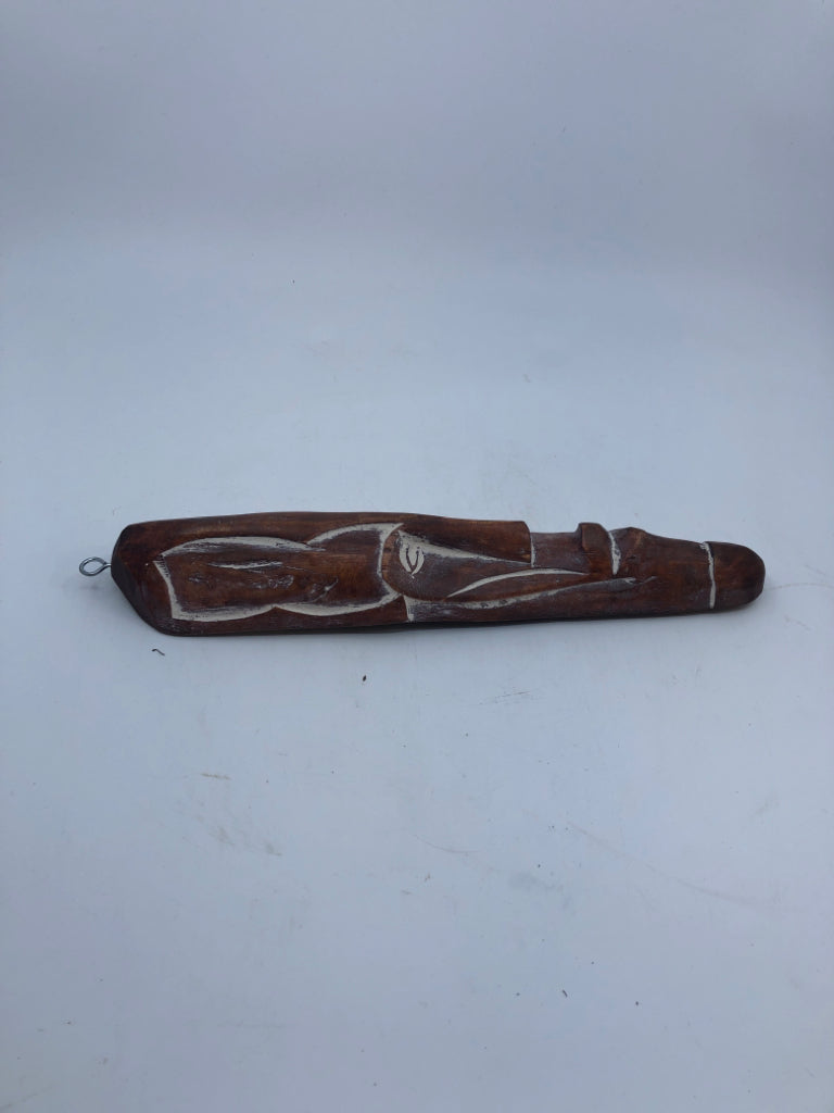 WOOD MASK WALL HANGING W/ WHITE DETAILS.