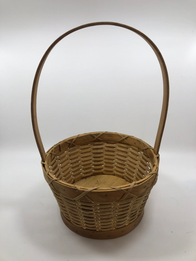 ROUND BASKET W/WOOD HANDLE.