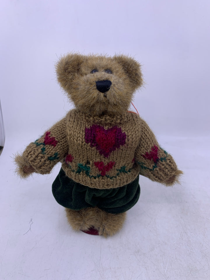 LIGHT BROWN BEAR W/ TAN HEART SWEATER GREEN PANTS ON STAND.